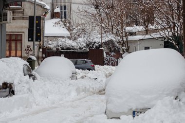Yoğun bir kar yağışından sonra şehir karla kaplandı. Kış boyunca şehir manzarası