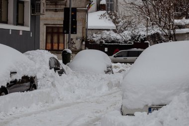 Yoğun bir kar yağışından sonra şehir karla kaplandı. Kış boyunca şehir manzarası