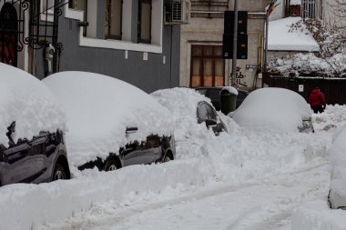 Yoğun bir kar yağışından sonra şehir karla kaplandı. Kış boyunca şehir manzarası