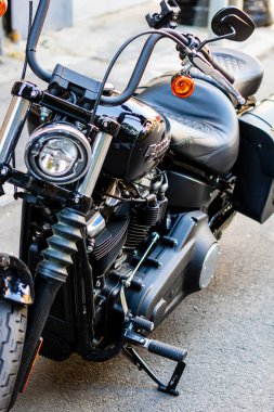 Bükreş 'te motosikletli trafikte