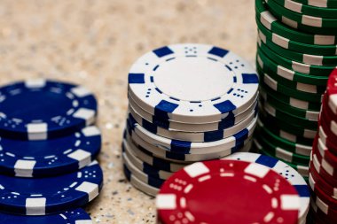 Bir şans oyununda bahis ve bahis için kullanılan poker çiplerinin ayrıntıları