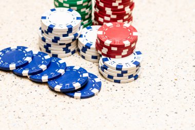 Bir şans oyununda bahis ve bahis için kullanılan poker çiplerinin ayrıntıları