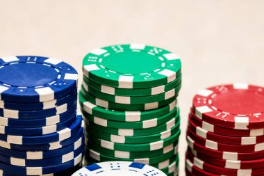 Bir şans oyununda bahis ve bahis için kullanılan poker çiplerinin ayrıntıları