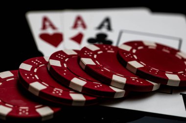 Kumarhane ve eğlence temaları için arka planda oyun kartları olan poker elleri kazanmak
