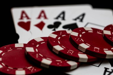 Kumarhane ve eğlence temaları için arka planda oyun kartları olan poker elleri kazanmak