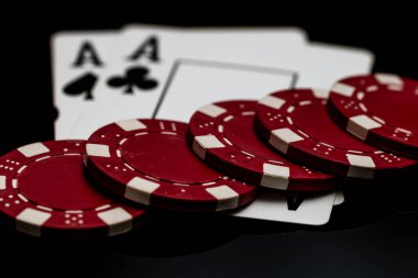 Kumarhane ve eğlence temaları için arka planda oyun kartları olan poker elleri kazanmak