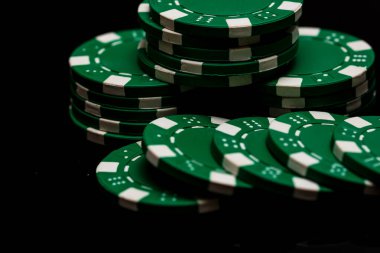 Bir şans oyununda bahis ve bahis için kullanılan poker çiplerinin ayrıntıları