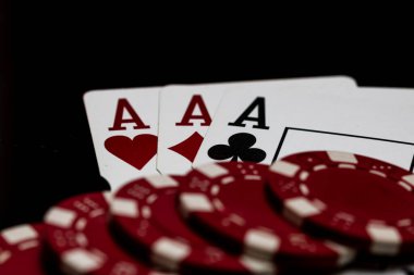 Kumarhane ve eğlence temaları için arka planda oyun kartları olan poker elleri kazanmak