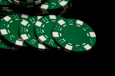 Bir şans oyununda bahis ve bahis için kullanılan poker çiplerinin ayrıntıları