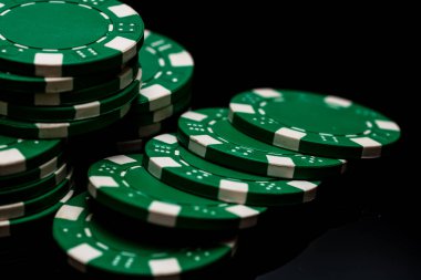 Bir şans oyununda bahis ve bahis için kullanılan poker çiplerinin ayrıntıları