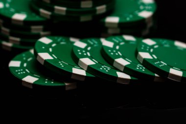 Bir şans oyununda bahis ve bahis için kullanılan poker çiplerinin ayrıntıları