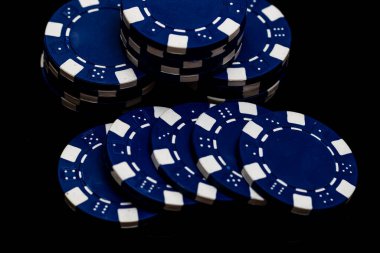 Bir şans oyununda bahis ve bahis için kullanılan poker çiplerinin ayrıntıları