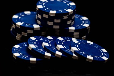 Bir şans oyununda bahis ve bahis için kullanılan poker çiplerinin ayrıntıları