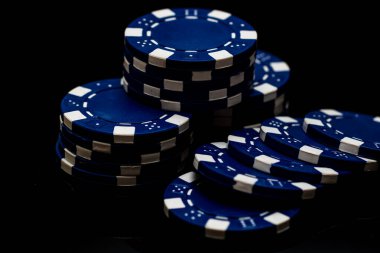 Bir şans oyununda bahis ve bahis için kullanılan poker çiplerinin ayrıntıları