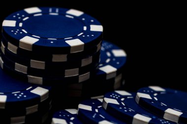 Bir şans oyununda bahis ve bahis için kullanılan poker çiplerinin ayrıntıları