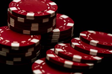 Bir şans oyununda bahis ve bahis için kullanılan poker çiplerinin ayrıntıları