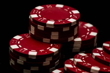 Bir şans oyununda bahis ve bahis için kullanılan poker çiplerinin ayrıntıları