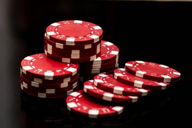 Bir şans oyununda bahis ve bahis için kullanılan poker çiplerinin ayrıntıları