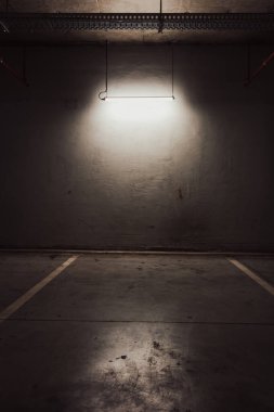 Boş yer altı garajı. Boş park yeri ve loş ışık