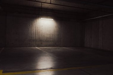 Boş yer altı garajı. Boş park yeri ve loş ışık