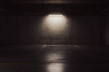 Boş yer altı garajı. Boş park yeri ve loş ışık