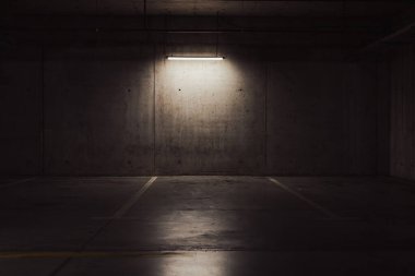 Boş yer altı garajı. Boş park yeri ve loş ışık