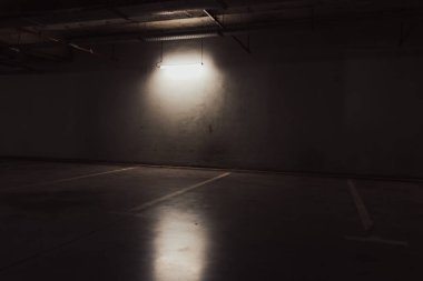 Boş yer altı garajı. Boş park yeri ve loş ışık