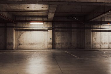 Boş yer altı garajı. Boş park yeri ve loş ışık