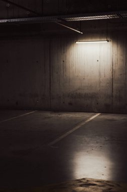 Boş yer altı garajı. Boş park yeri ve loş ışık