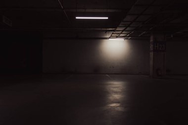 Boş yer altı garajı. Boş park yeri ve loş ışık