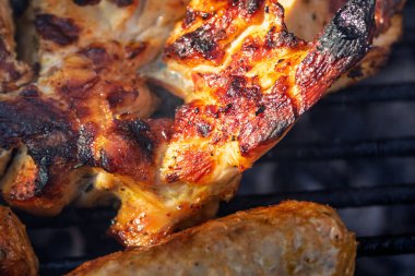 Domuz pirzolası, biftek, ızgarada sosis dumanlı ızgara