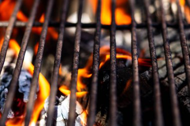 Barbekü ızgarası, yanan odun ve ateş alevleri. Parlak alevli boş kömür ızgarası.
