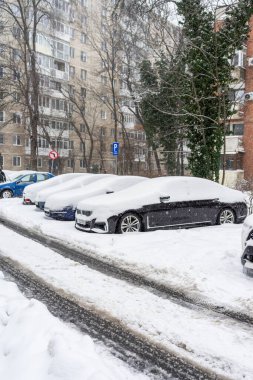 Bükreş 'teki yerleşim yeri Romanya' da şiddetli bir kar fırtınası sonrasında park halindeki araçlar derin karla kaplandı