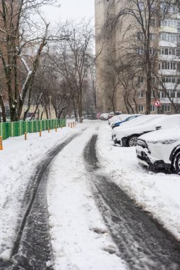Bükreş 'teki yerleşim yeri Romanya' da şiddetli bir kar fırtınası sonrasında park halindeki araçlar derin karla kaplandı