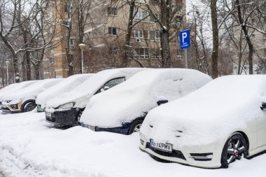 Bükreş 'teki yerleşim yeri Romanya' da şiddetli bir kar fırtınası sonrasında park halindeki araçlar derin karla kaplandı