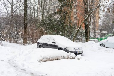 Bükreş 'teki yerleşim yeri Romanya' da şiddetli bir kar fırtınası sonrasında park halindeki araçlar derin karla kaplandı