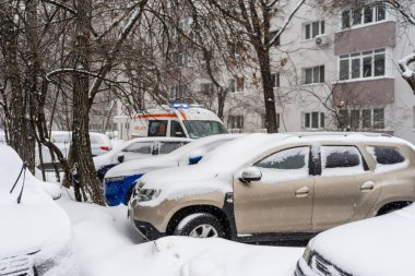 Bükreş 'teki yerleşim yeri Romanya' da şiddetli bir kar fırtınası sonrasında park halindeki araçlar derin karla kaplandı