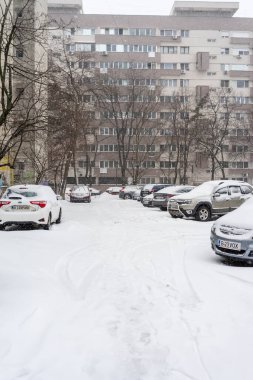 Bükreş 'teki yerleşim yeri Romanya' da şiddetli bir kar fırtınası sonrasında park halindeki araçlar derin karla kaplandı