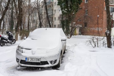 Bükreş 'teki yerleşim yeri Romanya' da şiddetli bir kar fırtınası sonrasında park halindeki araçlar derin karla kaplandı