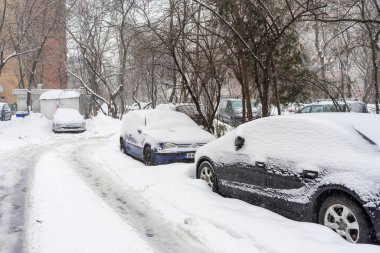 Bükreş 'teki yerleşim yeri Romanya' da şiddetli bir kar fırtınası sonrasında park halindeki araçlar derin karla kaplandı
