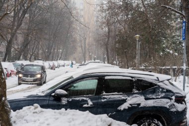Bükreş 'teki yerleşim yeri Romanya' da şiddetli bir kar fırtınası sonrasında park halindeki araçlar derin karla kaplandı