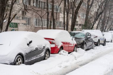 Bükreş 'teki yerleşim yeri Romanya' da şiddetli bir kar fırtınası sonrasında park halindeki araçlar derin karla kaplandı