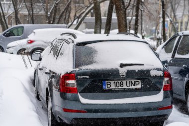 Bükreş 'teki yerleşim yeri Romanya' da şiddetli bir kar fırtınası sonrasında park halindeki araçlar derin karla kaplandı