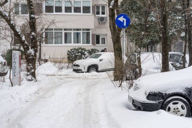 Bükreş 'teki yerleşim yeri Romanya' da şiddetli bir kar fırtınası sonrasında park halindeki araçlar derin karla kaplandı