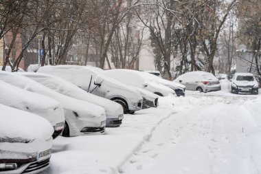 Bükreş 'teki yerleşim yeri Romanya' da şiddetli bir kar fırtınası sonrasında park halindeki araçlar derin karla kaplandı