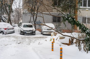 Bükreş 'teki yerleşim yeri Romanya' da şiddetli bir kar fırtınası sonrasında park halindeki araçlar derin karla kaplandı