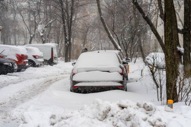 Bükreş 'teki yerleşim yeri Romanya' da şiddetli bir kar fırtınası sonrasında park halindeki araçlar derin karla kaplandı
