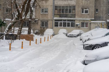 Bükreş 'teki yerleşim yeri Romanya' da şiddetli bir kar fırtınası sonrasında park halindeki araçlar derin karla kaplandı