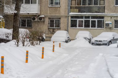 Bükreş 'teki yerleşim yeri Romanya' da şiddetli bir kar fırtınası sonrasında park halindeki araçlar derin karla kaplandı