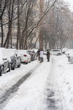 Bükreş 'teki yerleşim yeri Romanya' da şiddetli bir kar fırtınası sonrasında park halindeki araçlar derin karla kaplandı